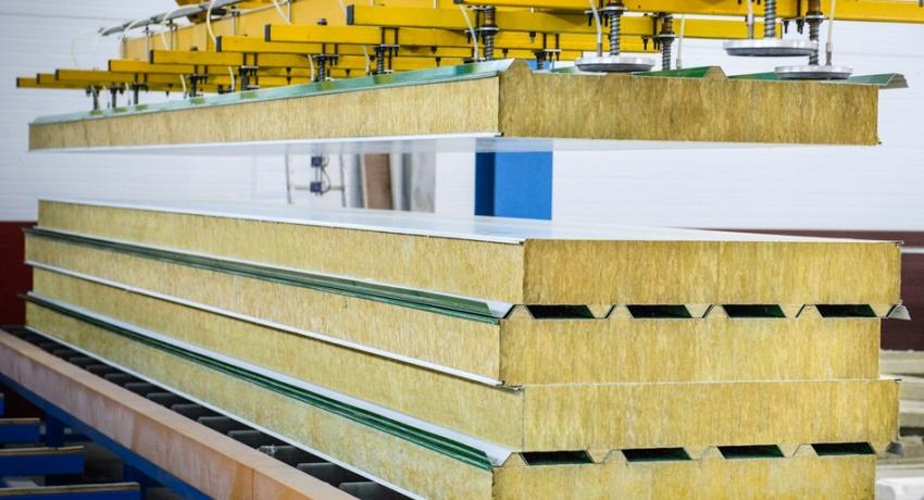 Sandwichplader består af tre lag - udvendig beklædning og indvendigt fyldstof Sandwichpaneler: størrelser og priser på tagdækning, væg- og hjørnepaneler