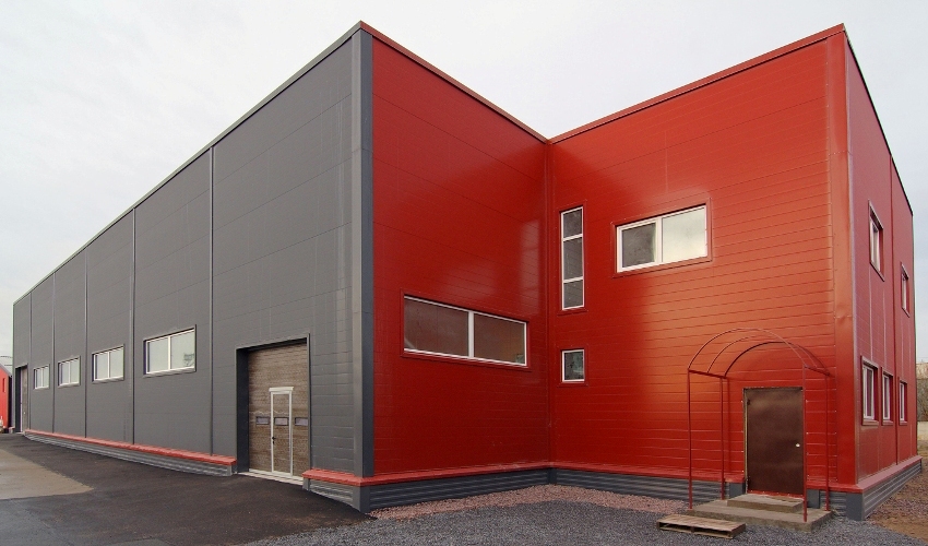 Hus i to etager bygget af sandwichplader Hus i to etager bygget af sandwichplader