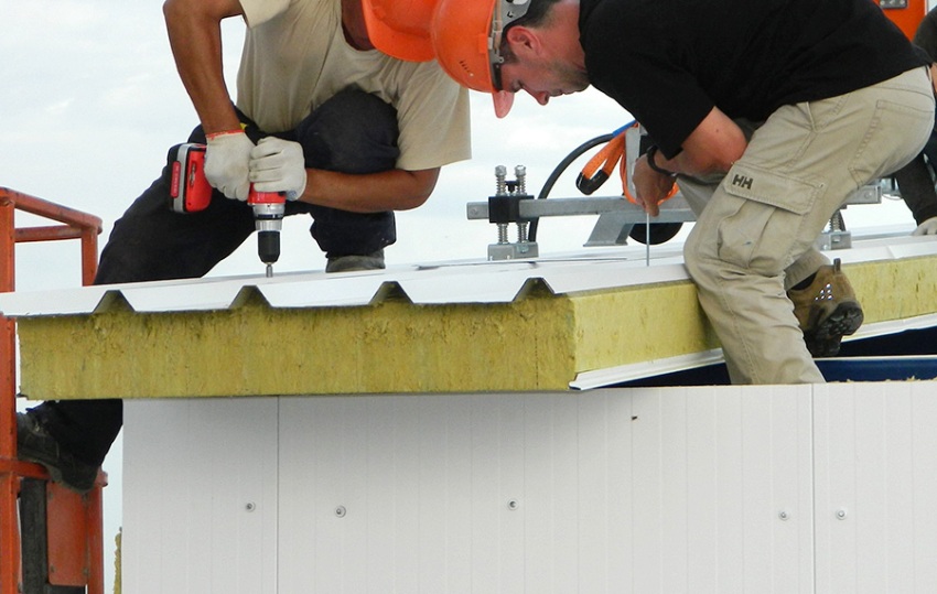 Installation af bygningens tag ved hjælp af tagpaneler til tagdækning Installation af bygningens tag ved hjælp af tagpaneler til tagdækning