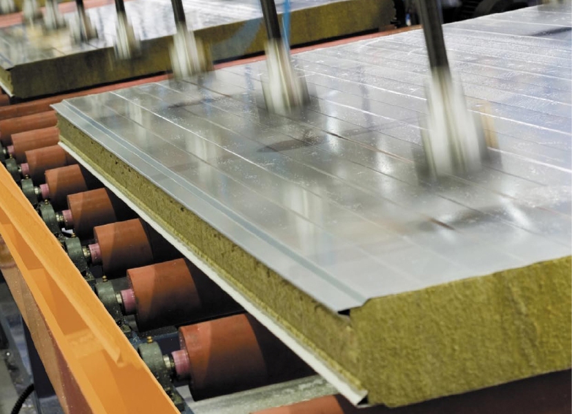 Produktion af sandwichpaneler af galvaniseret stål og mineraluld Produktion af sandwichpaneler af galvaniseret stål og mineraluld