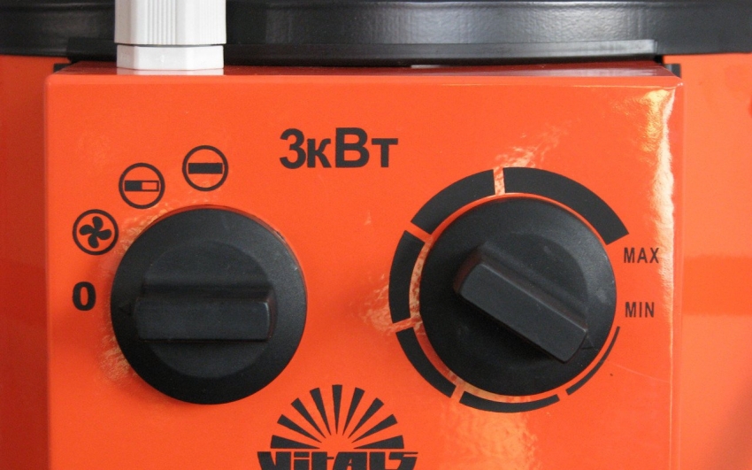 De fleste modeller af varmepistoler har strøm- og temperaturkontrol De fleste modeller af varmepistoler har strøm- og temperaturkontrol