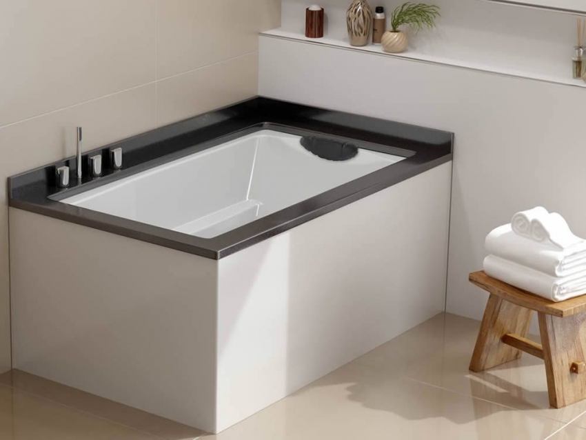 Τα ορθογώνια λουτρά με καθαρή γεωμετρία είναι κατάλληλα για δωμάτια υψηλής τεχνολογίας και μινιμαλιστικά Τα ορθογώνια λουτρά με καθαρή γεωμετρία είναι κατάλληλα για δωμάτια υψηλής τεχνολογίας και μινιμαλιστικά