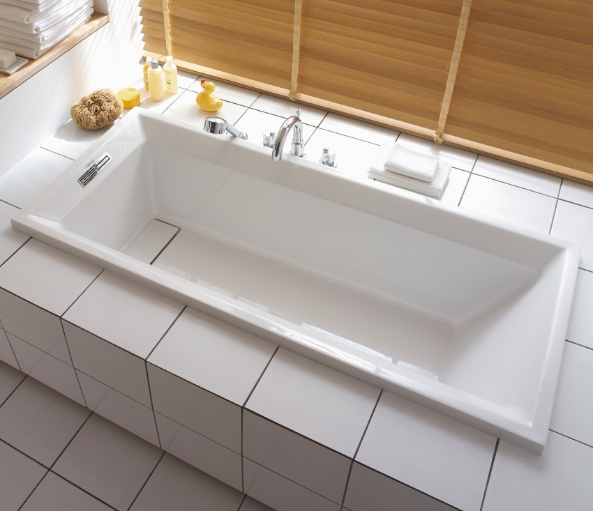 Ένα παράδειγμα ενσωματωμένης ακρυλικής μπανιέρας με οθόνη κεραμικών πλακιδίων Ένα παράδειγμα ενσωματωμένης ακρυλικής μπανιέρας με οθόνη κεραμικών πλακιδίων