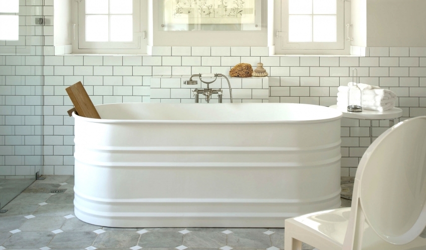 Τα κεραμικά λουτρά είναι αρκετά εύθραυστα, επομένως είναι συχνά εξωτερικά διακοσμημένα με άλλα υλικά, όπως χάλυβας, χαλκός ή ψηφιδωτά πλακάκια Τα κεραμικά λουτρά είναι αρκετά εύθραυστα, επομένως είναι συχνά εξωτερικά διακοσμημένα με άλλα υλικά, όπως χάλυβας, χαλκός ή ψηφιδωτά πλακάκια