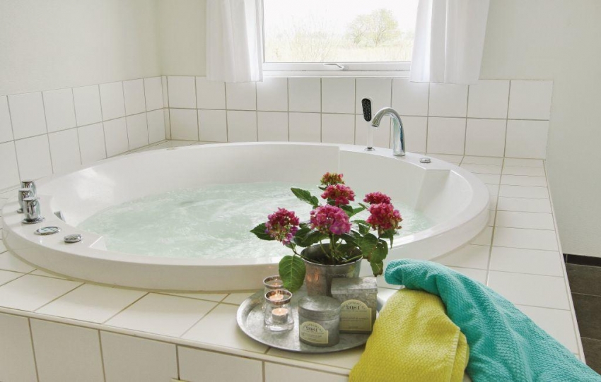 Οι ακρυλικές μπανιέρες μπορούν να εξοπλιστούν με υδρομασάζ, αρωματοθεραπεία και λειτουργίες αυτοκαθαρισμού Οι ακρυλικές μπανιέρες μπορούν να εξοπλιστούν με υδρομασάζ, αρωματοθεραπεία και λειτουργίες αυτοκαθαρισμού