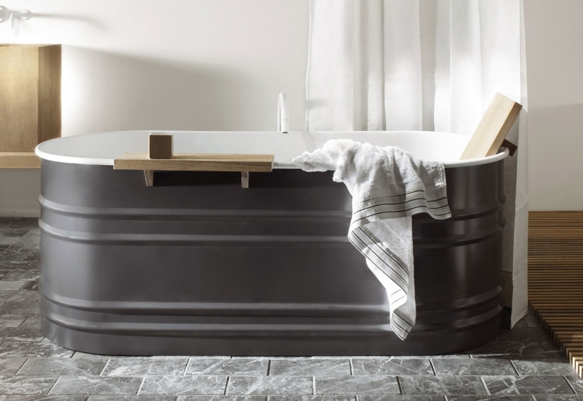 Σύγχρονη μπανιέρα σε μοντέρνο στιλ Σύγχρονη μπανιέρα σε μοντέρνο στιλ