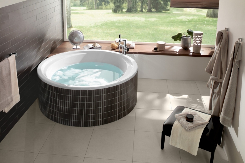 Ένα παράδειγμα επιτυχημένης τοποθέτησης στρογγυλού λουτρού Ένα παράδειγμα επιτυχημένης τοποθέτησης στρογγυλού λουτρού