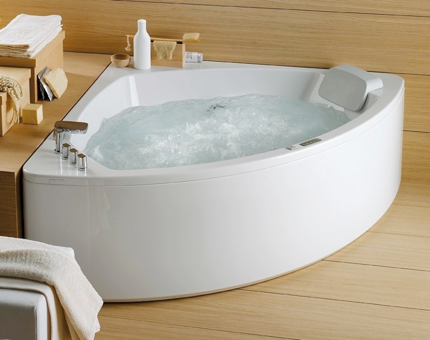 Τα γωνιακά μπάνια είναι εξοπλισμένα με ένα βολικό ράφι για καλλυντικά Τα γωνιακά μπάνια είναι εξοπλισμένα με ένα βολικό ράφι για καλλυντικά