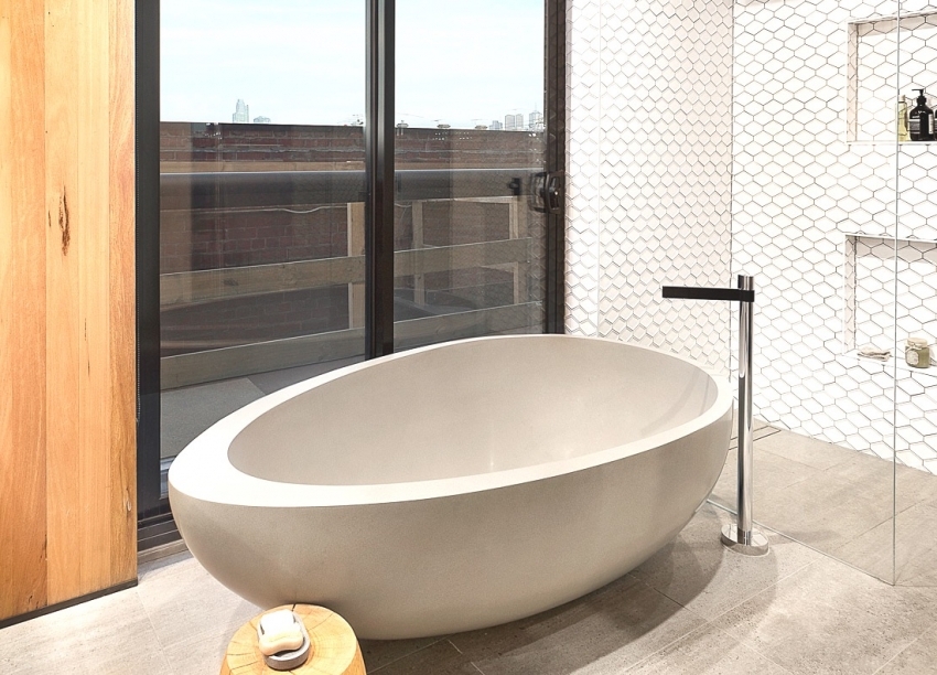 Μια μικρή μπανιέρα με ενδιαφέρον σχήμα μπορεί να διακοσμήσει το εσωτερικό του μπάνιου Μια μικρή μπανιέρα με ενδιαφέρον σχήμα μπορεί να διακοσμήσει το εσωτερικό του μπάνιου