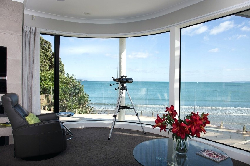 The maximum possible absence of walls in the bay window and large windows give a feeling of freedom The maximum possible absence of walls in the bay window and large windows give a feeling of freedom