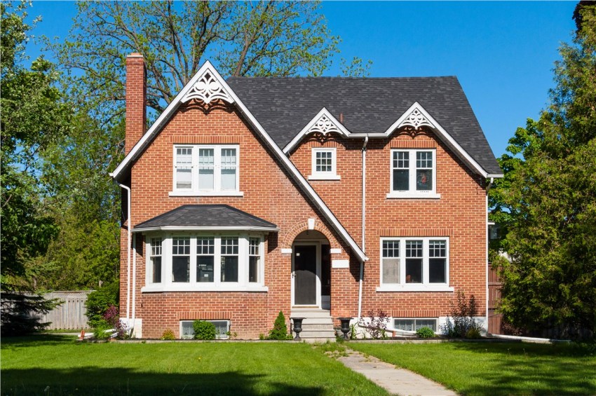 Houses with bay windows always look stylish and interesting Houses with bay windows always look stylish and interesting