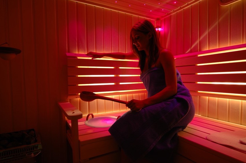 גלי אינפרא אדום מחממים בעדינות את גופו, המפרקים והאיברים של האדם גלי אינפרא אדום מחממים בעדינות את גופו, המפרקים והאיברים של האדם