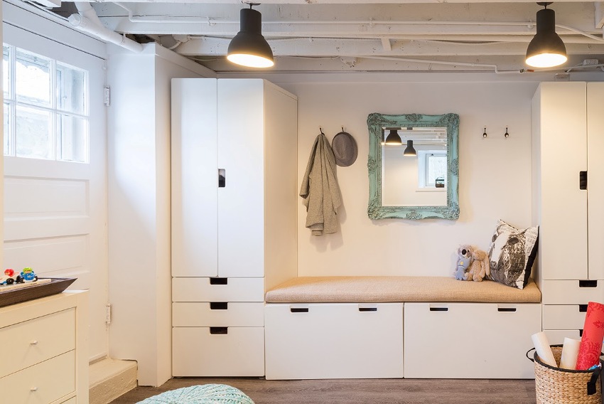 Ang isang mahusay na pagpipilian para sa maliit na mga koridor ay magiging isang modular headset, na binuo mula sa mga indibidwal na elemento. Ang isang mahusay na pagpipilian para sa maliit na mga koridor ay magiging isang modular headset, na binuo mula sa mga indibidwal na elemento.