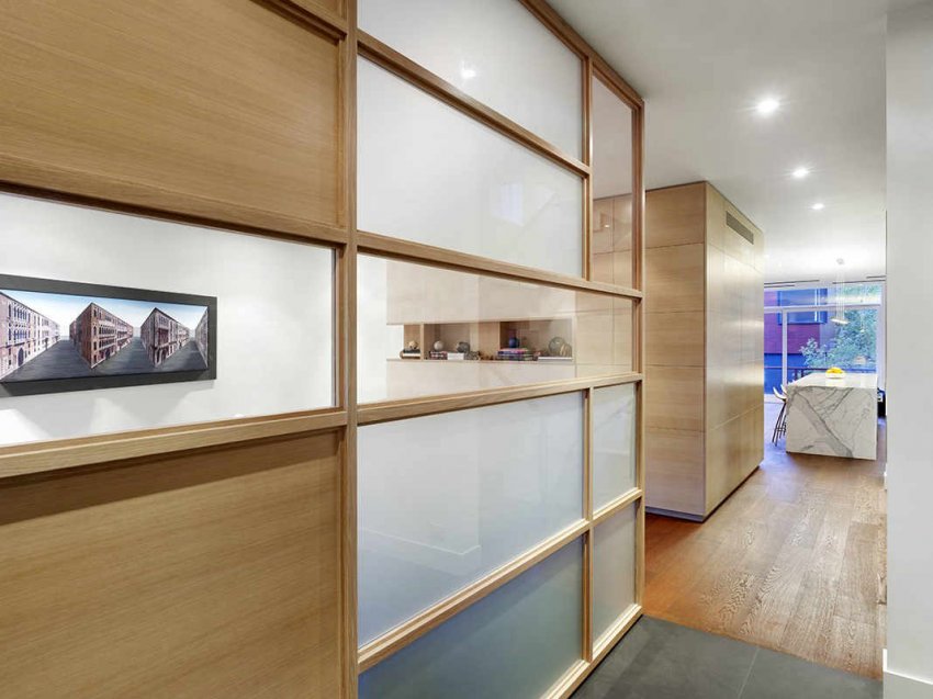 Sa pamamagitan ng pag-install ng isang sliding wardrobe na may isang pintuan ng salamin sa isang maliit na koridor, maaari mong makamit ang isang visual na pagtaas sa espasyo Sa pamamagitan ng pag-install ng isang sliding wardrobe na may isang pintuan ng salamin sa isang maliit na koridor, maaari mong makamit ang isang visual na pagtaas sa espasyo