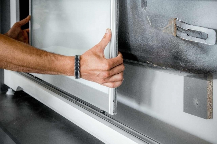 สำหรับหน้าจอพลาสติกที่มีประตูบานเลื่อนต้องติดตั้งโปรไฟล์รูปตัว W ด้านบนและด้านล่าง สำหรับหน้าจอพลาสติกที่มีประตูบานเลื่อนต้องติดตั้งโปรไฟล์รูปตัว W ด้านบนและด้านล่าง