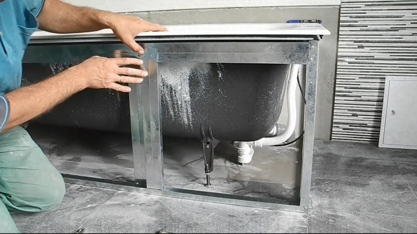 ในการยึดโครงโลหะให้แน่นตัวกั้นสำหรับหน้าจอใต้อ่างจะถูกบิดด้วยสกรูตัวเองหรือด้วยความช่วยเหลือของมุมพิเศษ ในการยึดโครงโลหะให้แน่นตัวกั้นสำหรับหน้าจอใต้อ่างจะถูกบิดด้วยสกรูตัวเองหรือด้วยความช่วยเหลือของมุมพิเศษ