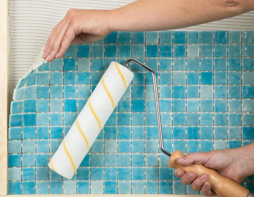 ขั้นตอนสุดท้ายของการติดตั้งหน้าจอใต้ห้องน้ำด้วยมือของคุณเองคือการหุ้ม ขั้นตอนสุดท้ายของการติดตั้งหน้าจอใต้ห้องน้ำด้วยมือของคุณเองคือการหุ้ม