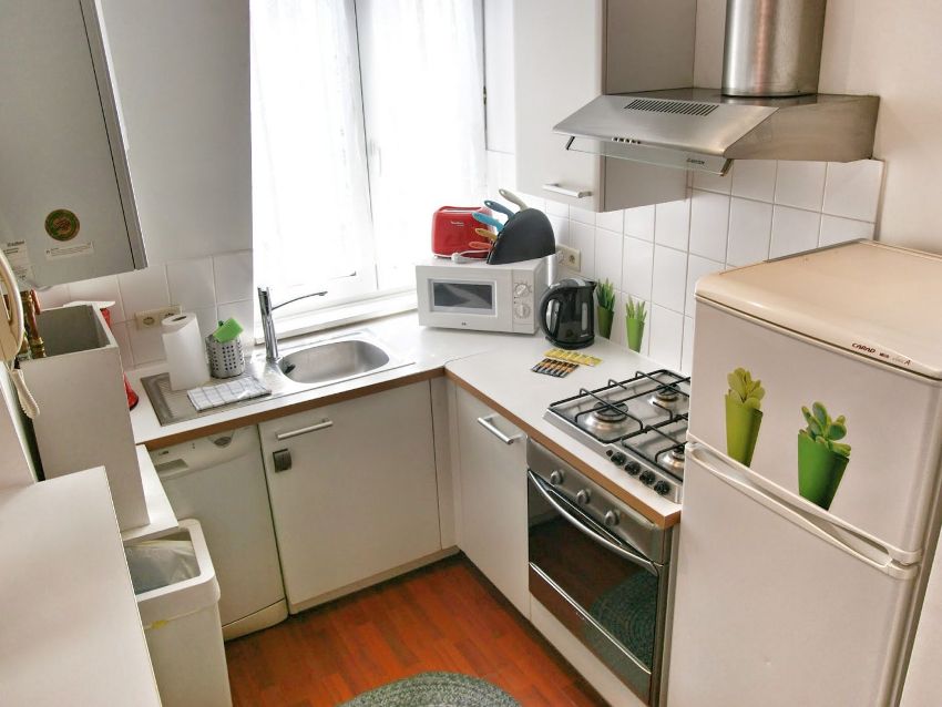 Kompakte und funktionale Platzierung von Haushaltsgeräten in einer kleinen Küche Kompakte und funktionale Platzierung von Haushaltsgeräten in einer kleinen Küche