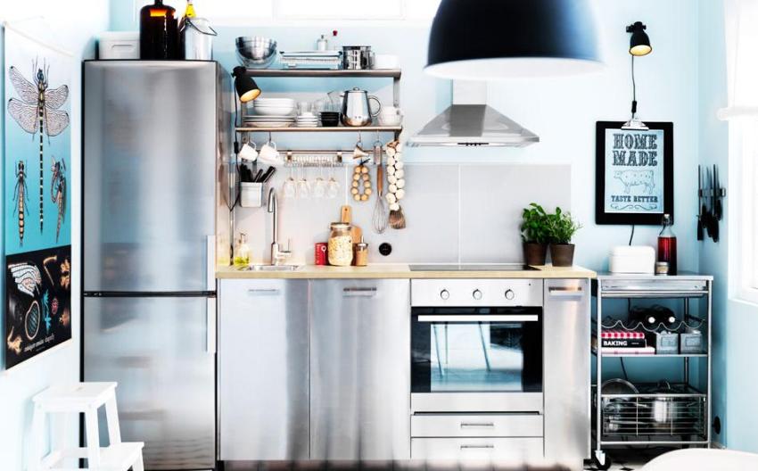 Der Arbeitsbereich in der Küche befindet sich in einer Reihe Der Arbeitsbereich in der Küche befindet sich in einer Reihe