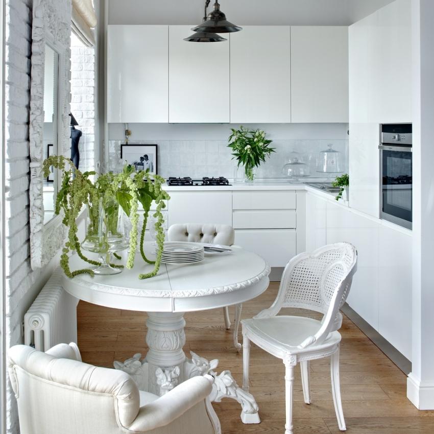 Anstelle der zerlegten Trennwand zwischen Küche und Wohnzimmer ist ein komfortabler Essbereich eingerichtet Anstelle der zerlegten Trennwand zwischen Küche und Wohnzimmer ist ein komfortabler Essbereich eingerichtet