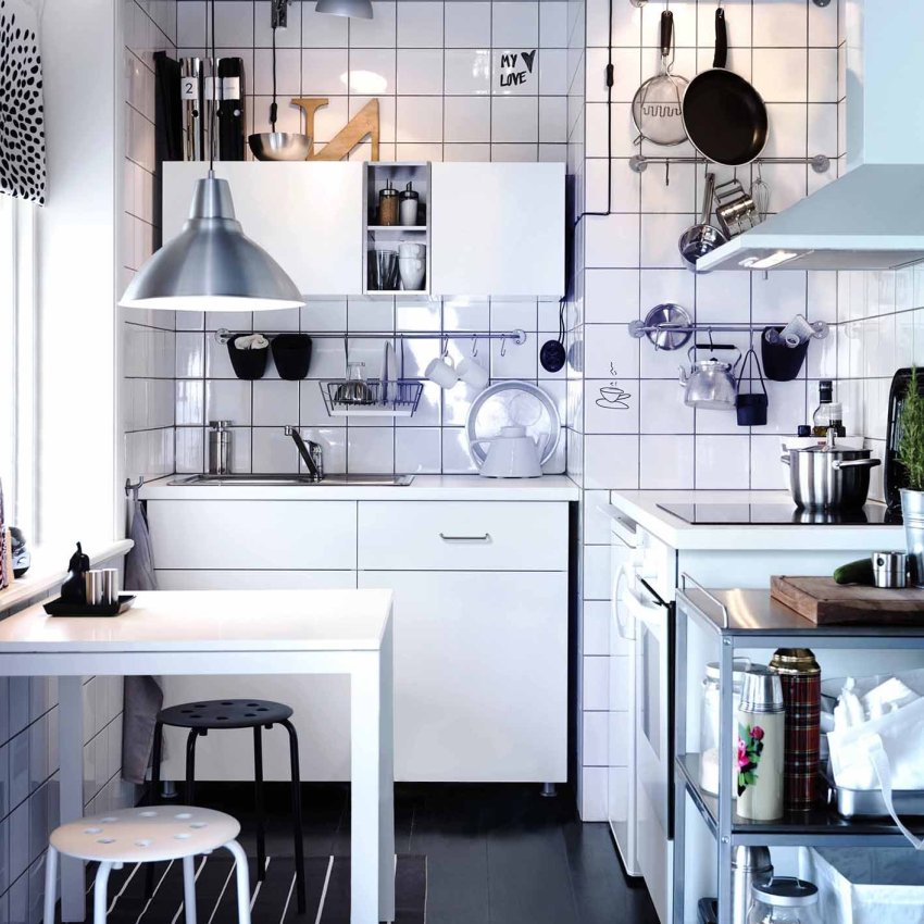 In einer Nische, die durch die Erfassung des Badezimmerbereichs entsteht, können Sie einen Kühlschrank oder ein Waschbecken installieren In einer Nische, die durch die Erfassung des Badezimmerbereichs entsteht, können Sie einen Kühlschrank oder ein Waschbecken installieren