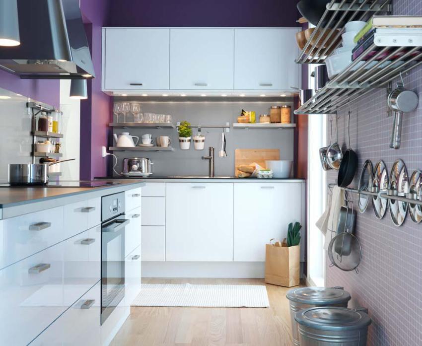 Erfolgreiche Platzierung von Möbeln, offenen Lagerregalen und Dachreling in einer modernen Küche Erfolgreiche Platzierung von Möbeln, offenen Lagerregalen und Dachreling in einer modernen Küche