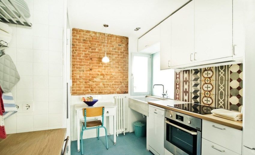 Helle Elemente in Form eines Ziegeleinsatzes und einer Schürze mit Ethno-Motiven verwässern das eintönige Innere Helle Elemente in Form eines Ziegeleinsatzes und einer Schürze mit Ethno-Motiven verwässern das eintönige Innere