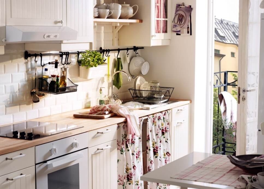 Der Landhausstil in Milchtönen passt harmonisch in den Raum einer kleinen Küche Der Landhausstil in Milchtönen passt harmonisch in den Raum einer kleinen Küche