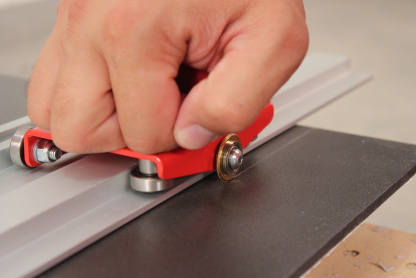 Nakasalalay sa disenyo, ang tile cutter ay maaaring gumawa ng mga linya ng break, nibble edge, o ganap na gupitin ang mga tile Nakasalalay sa disenyo, ang tile cutter ay maaaring gumawa ng mga linya ng break, nibble edge, o ganap na gupitin ang mga tile