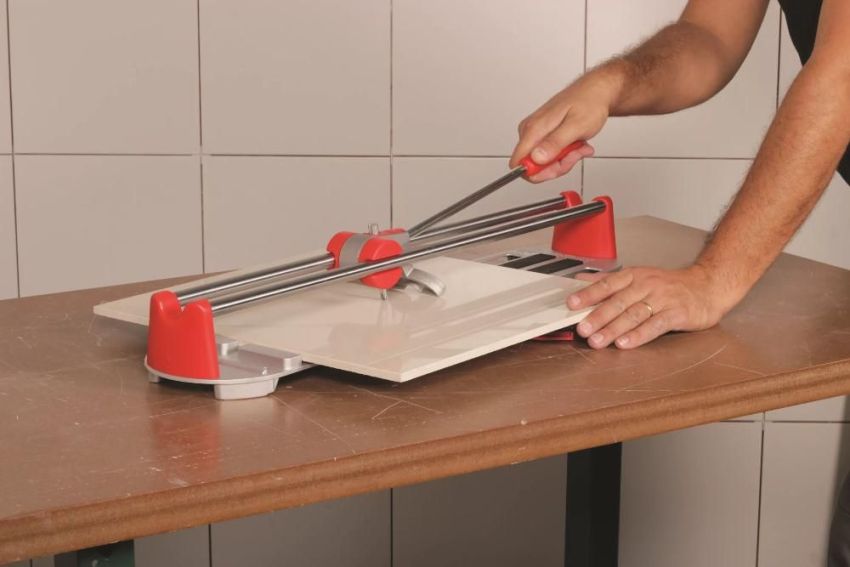 Ang mga manwal na pamutol ay nag-aalok ng maraming mga pakinabang, kabilang ang awtonomiya at mababang timbang Ang mga manwal na pamutol ay nag-aalok ng maraming mga pakinabang, kabilang ang awtonomiya at mababang timbang