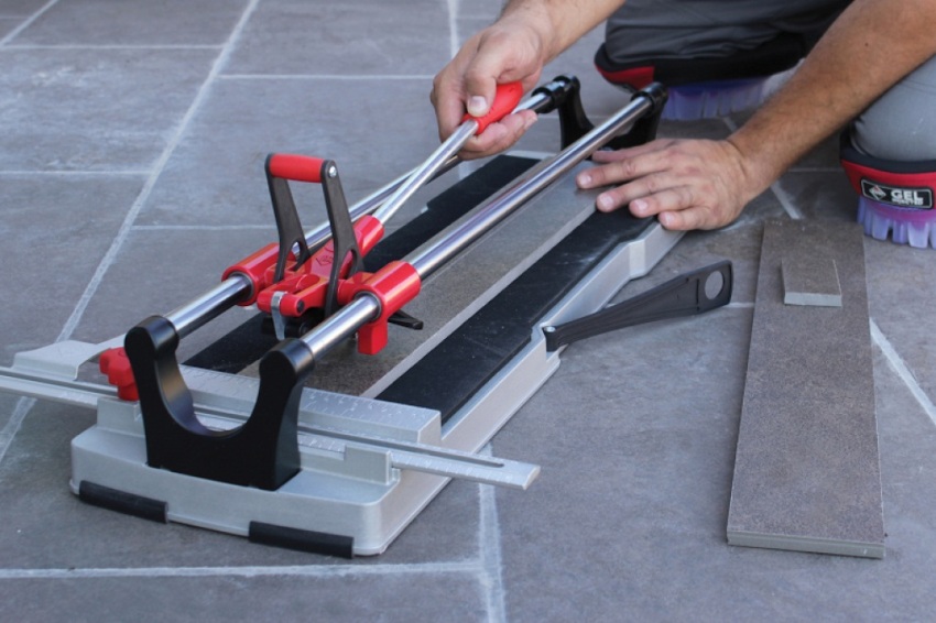 Ang mga semi-propesyonal na modelo ng mga tile cutter ay nagbibigay-daan sa iyo upang gumawa ng mga hugis na butas sa tile Ang mga semi-propesyonal na modelo ng mga tile cutter ay nagbibigay-daan sa iyo upang gumawa ng mga hugis na butas sa tile