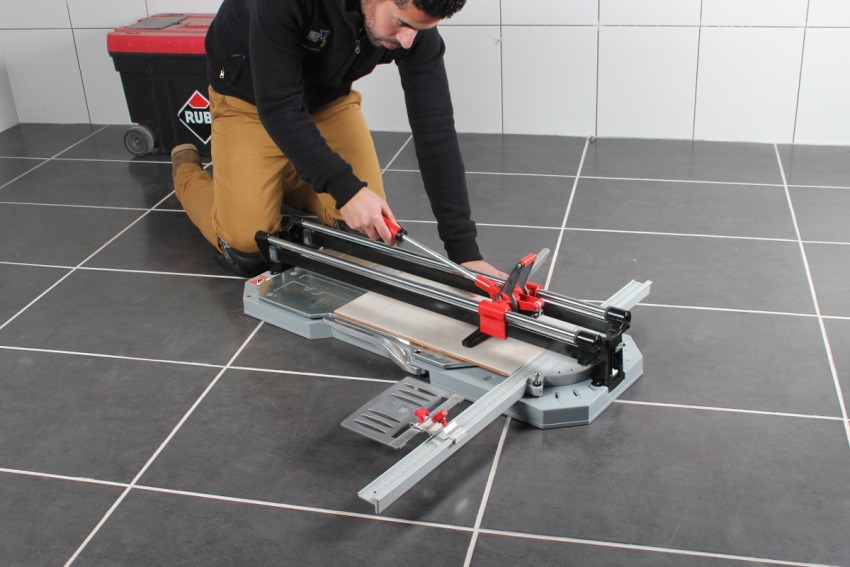 Isinasagawa ang pagputol ng porcelain stoneware gamit ang basa na pamamaraan Isinasagawa ang pagputol ng porcelain stoneware gamit ang basa na pamamaraan