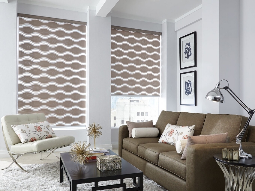 Når gardinet hænges op, ruller det op i en skaft, der er skjult i kassen Når gardinet hænges op, ruller det op i en skaft, der er skjult i kassen