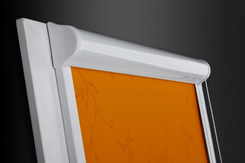 Lukkede rullegardiner styres af en kædemekanisme eller en automatisk fjernbetjening Lukkede rullegardiner styres af en kædemekanisme eller en automatisk fjernbetjening