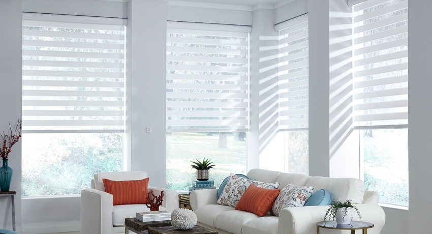 Prisen på rullegardiner er primært påvirket af deres størrelse og prisen på det valgte materiale samt typen af gardinstang og styring Prisen på rullegardiner er primært påvirket af deres størrelse og prisen på det valgte materiale samt typen af gardinstang og styring