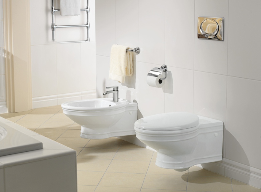 Dimensjonene på et vegghengt toalett er mye mindre enn dimensjonene til et gulvtoalett med en sistern og en hylle under. Dimensjonene på et vegghengt toalett er mye mindre enn dimensjonene til et gulvtoalett med en sistern og en hylle under.