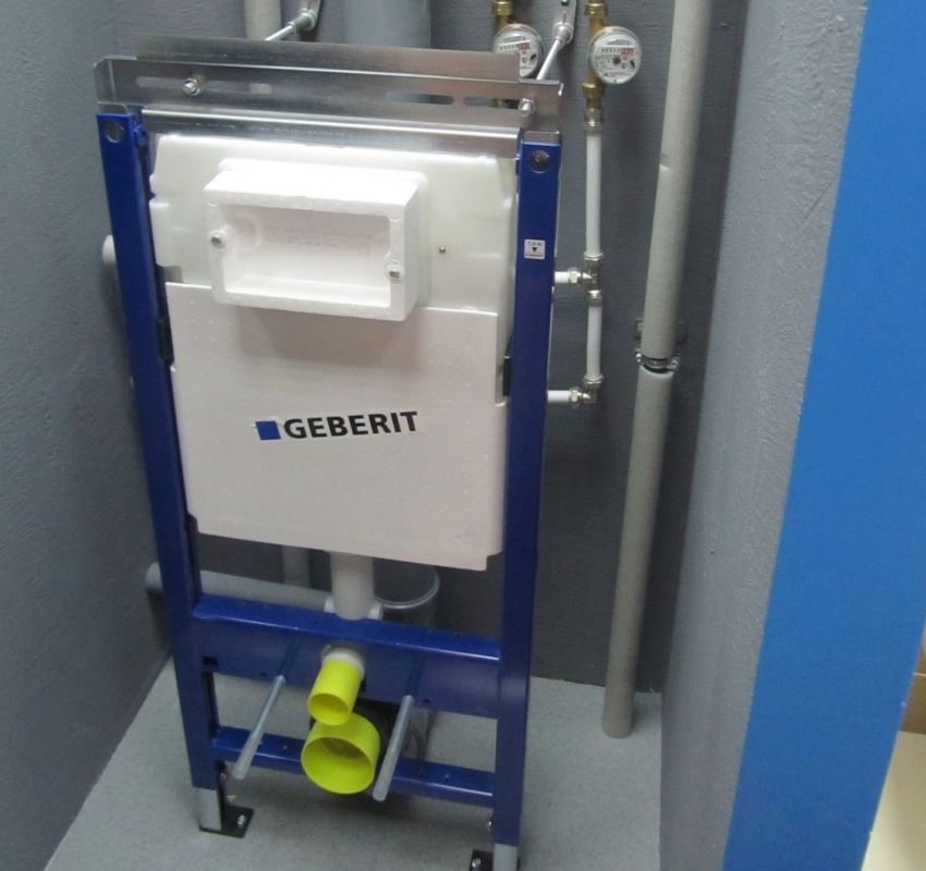 Stålrammen til Geberit-installasjonen lar strukturen forankres uten tung belastning på veggen Stålrammen til Geberit-installasjonen lar strukturen forankres uten tung belastning på veggen