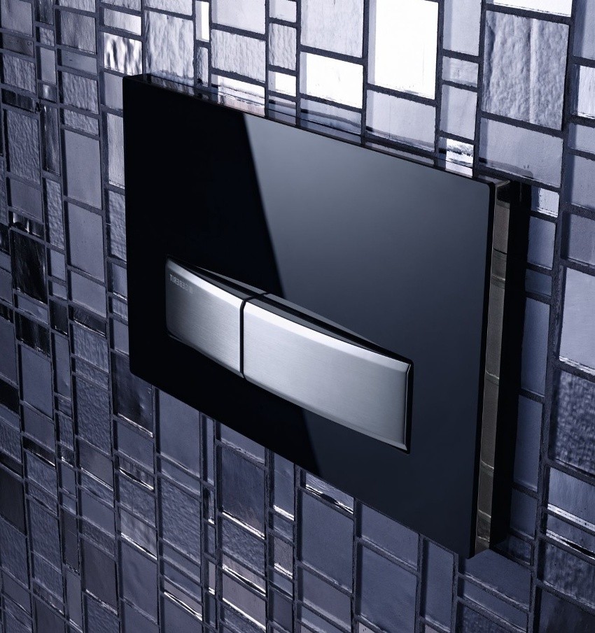 Flushplater er oftest laget av plast eller metall, men mer originale modeller er også tilgjengelige i glass eller tre. Flushplater er oftest laget av plast eller metall, men mer originale modeller er også tilgjengelige i glass eller tre.