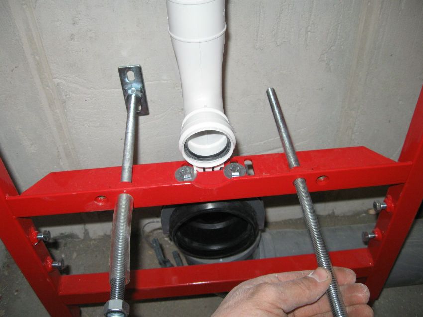 Installasjon av et vegghengt toalett er ikke en møysommelig jobb, det kan gjøres av nesten alle med minimale konstruksjonsevner Installasjon av et vegghengt toalett er ikke en møysommelig jobb, det kan gjøres av nesten alle med minimale konstruksjonsevner