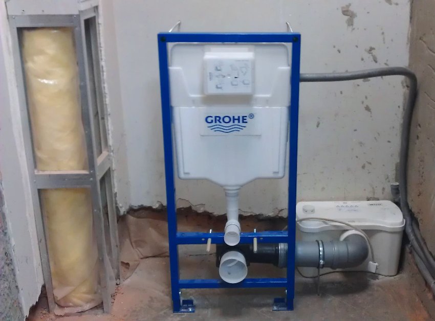 Før du installerer rammen, må du ta vare på riktig tilførsel av kloakkrøret til installasjonsstedet Før du installerer rammen, må du ta vare på riktig tilførsel av kloakkrøret til installasjonsstedet