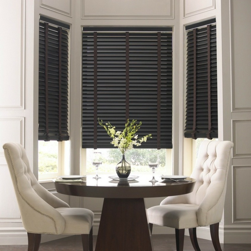 Jaluzelele orizontale ale sistemului Magnus au o funcție suplimentară de estompare maximă LightLes, care, atunci când sunt închise, blochează complet razele soarelui Jaluzelele orizontale ale sistemului Magnus au o funcție suplimentară de intensitate maximă a luminii LightLes, care, atunci când sunt închise, blochează complet razele soarelui