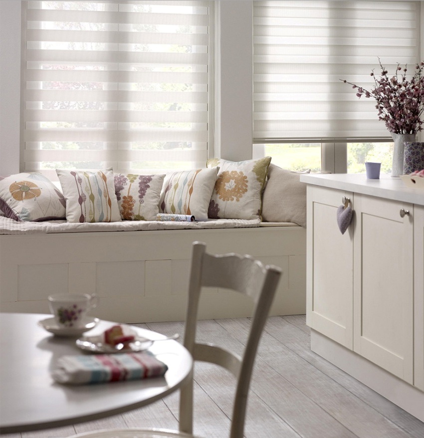 În comparație cu alte sisteme de protecție solară, perdelele plisate arată cel mai îngrijit, deoarece atunci când sunt pliate, un teanc de țesături nu ocupă mai mult de 5 cm, deci practic invizibil În comparație cu alte sisteme de protecție solară, perdelele plisate arată cel mai îngrijit, deoarece atunci când sunt pliate, un teanc de țesături nu ocupă mai mult de 5 cm, deci practic invizibil