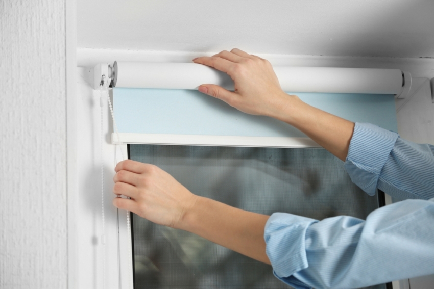 Puteți instala jaluzele fără găurire folosind magneți sau folosind bandă față-verso Puteți instala jaluzele fără găurire cu magneți sau cu bandă dublă