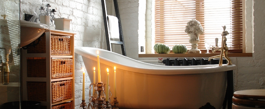 Jaluzelele de acum aproape două sute de ani nu semănau cu modelele moderne verticale și orizontale, dar totuși exista o cerere considerabilă pentru această piesă de mobilier Jaluzelele de acum aproape două sute de ani nu semănau cu modelele moderne verticale și orizontale, dar totuși exista o cerere considerabilă pentru această piesă de mobilier