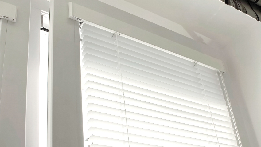 Lamelele de jaluzea sunt acționate de un sistem de corzi care sunt trase prin inele plasate pe marginea lamelelor Lamelele de jaluzea sunt acționate de un sistem de corzi care sunt trase prin inele plasate pe marginea lamelelor