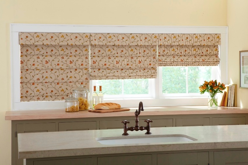 Spre deosebire de perdele și perdele, jaluzelele permit nu numai să restricționeze accesul luminii solare în cameră, ci și să-și regleze intensitatea în funcție de nevoie Spre deosebire de perdele și perdele, jaluzelele permit nu numai să restricționeze accesul luminii solare în cameră, ci și să-și regleze intensitatea în funcție de nevoie