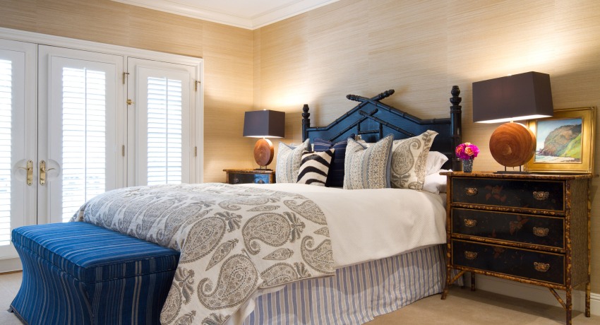 Teilweise Wanddekoration mit Bambustapete verleiht dem Raum Charme und gemütliche Wärme Teilweise Wanddekoration mit Bambustapete verleiht dem Raum Charme und gemütliche Wärme