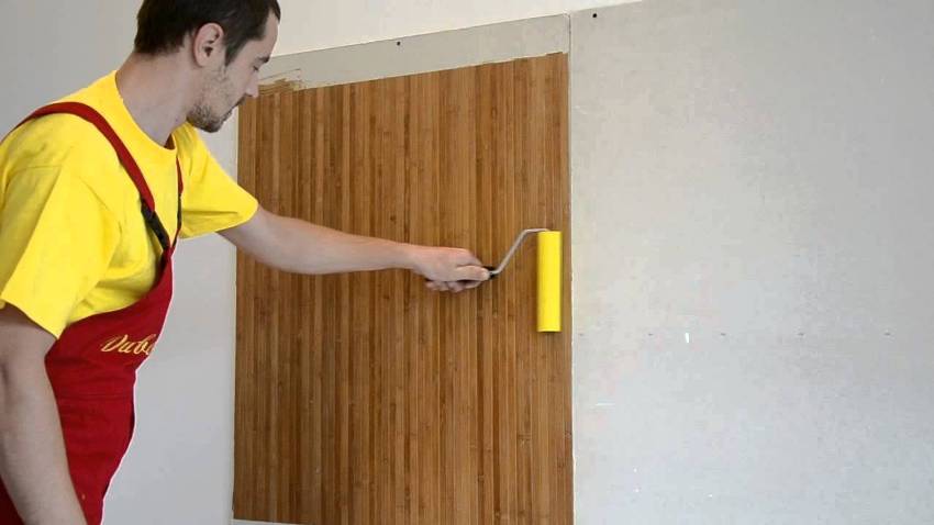 Da die Bambusleinwand stark und schwer ist, muss sie nach dem Aufkleben an die Wand mit einer Gummiwalze gerollt werden Da die Bambusleinwand stark und schwer ist, muss sie nach dem Aufkleben an die Wand mit einer Gummiwalze gerollt werden