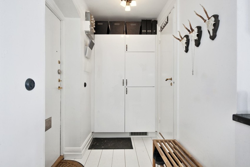 Hvis flere innvendige dører går ut i korridoren, bør de være dekorert på samme måte. Det er enda bedre hvis fargen samsvarer med skyggen på veggene for ikke å skille seg ut fra den generelle bakgrunnen Hvis flere innvendige dører går ut i korridoren, bør de være dekorert på samme måte. Det er enda bedre hvis fargen samsvarer med skyggen på veggene for ikke å skille seg ut fra den generelle bakgrunnen