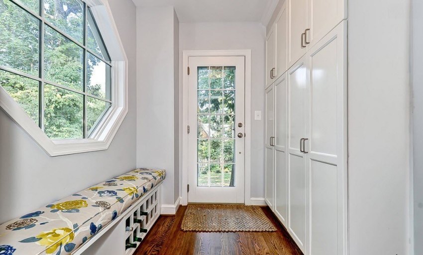 Hvis veggene på gangen er dekorert i pastellfarger, vil de snøhvite møblene harmonisk strømme inn i etableringen av et lett og elegant interiør. Hvis veggene på gangen er dekorert i pastellfarger, vil de snøhvite møblene harmonisk strømme inn i etableringen av et lett og elegant interiør.